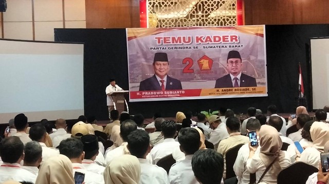 Ketua Umum Partai Gerindra Prabowo Subianto saat temu kader se-Sumatera Barat, Sabtu (29/4/2023). Foto: Irwanda/STR/kumparan