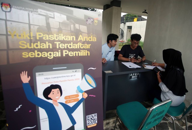 Relawan KPU Kota Tangerang Selatan membantu warga mengecek apakah sudah masuk dalam Daftar Pemilihan Sementara (DPS) Pemilu 2024 di Posko layanan tanggapan masyarakat mengenai DPS Pemilu 2024 di Pamulang, Tangerang Selatan, Banten, Sabtu (29/4/2024). Foto: Muhammad Iqbal/ANTARA FOTO