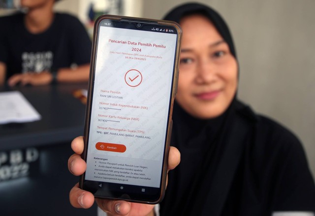 Warga menunjukan aplikasi DPT Online yang sudah terdaftar di Daftar Pemilihan Sementara (DPS) Pemilu 2024 di Posko layanan tanggapan masyarakat mengenai DPS Pemilu 2024 di Pamulang, Tangerang Selatan, Banten, Sabtu (29/4/2024). Foto: Muhammad Iqbal/ANTARA FOTO