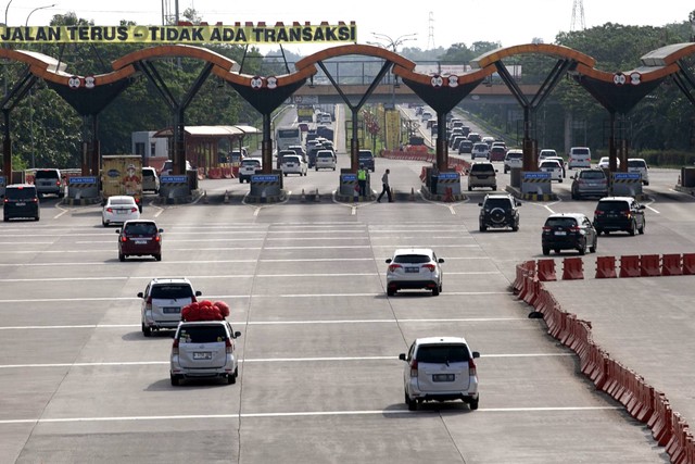 Sejumlah kendaraan melintasi Jalan Cipali, Palimanan, Cirebon, Jawa Barat, Sabtu (29/4/2023). Foto: Dedhez Anggara/ANTARA FOTO