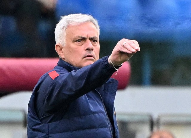 Jose Mourinho saat laga AS Roma vs AC Milan dalam pekan ke-32 Liga Italia 2022/23 di Stadio Olimpico, Roma, pada 29 April 2023. Foto: REUTERS/Alberto Lingria