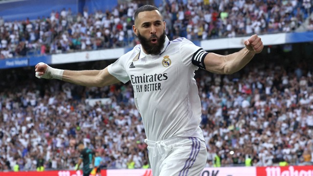 Karim Benzema saat laga Real Madrid vs Almeria dalam pekan ke-32 Liga Spanyol 2022/23 di Stadion Santiago Bernabeu, Madrid, pada 29 April 2023. Foto: Thomas COEX / AFP