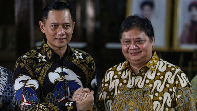 Ketua Umum Partai Demokrat Agus Harimurti Yudhoyono (kiri) bersama Ketua Umum Partai Golkar Airlangga Hartarto (kanan) memberikan keterangan usai pertemuan di Puri Cikeas, Bogor, Jawa Barat, Sabtu (29/4/2023). Foto: Asprilla Dwi Adha/Antara Foto