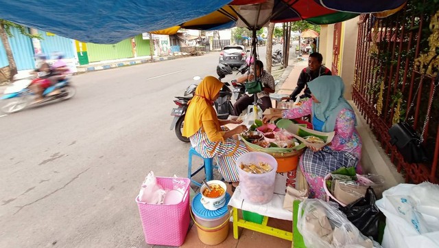 Penjual  Nasi Serpang khas Bangkalan. Foto-foto: Masruroh/Basra