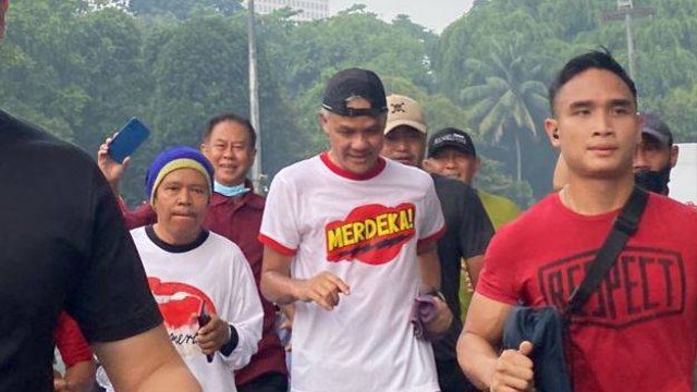 Bacapres PDIP, Ganjar Pranowo lari di kawasan Gelora Bung Karno, Jakarta, Minggu (30/4/2023). Foto: Luthfi Humam/kumparan