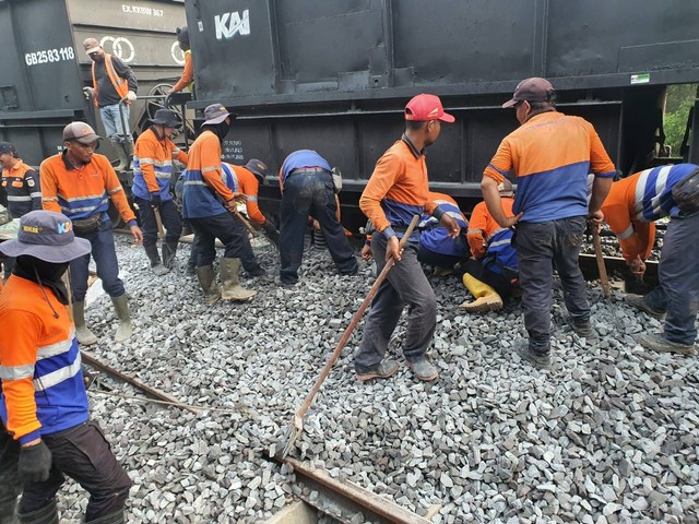 PT KAI Divre IV Tanjung Karang masih terus melakukan perbaikan jalur yang ambles di kilometer 206+0/2 petak jalur antara Stasiun Gilas-Sepancar. | Foto : Dok. PT KAI Divre IV Tanjung Karang.