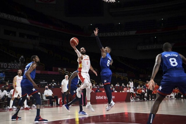 Pemain Timnas Basket Spanyol, Ricky Rubio, saat melawan Amerika Serikat di Olimpiade 2020. Foto: Aris Messinis/AFP