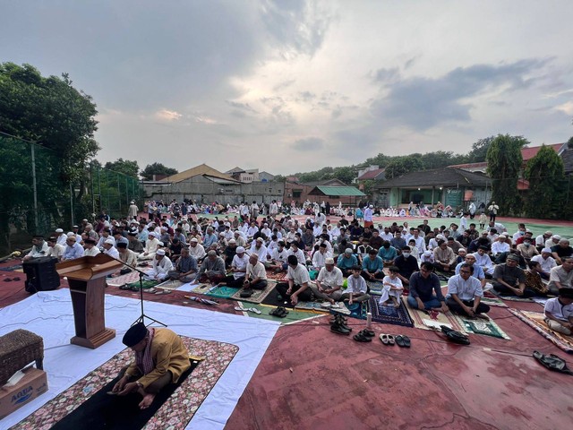 Pelaksanaan sholat Idul Fitri 21 April 2023 M/1 Syawal 1444 H di Lapangan Tenis Komplek Timah oleh Warga Muhammadiyah dan masyarakat sekitar. Foto: Koleksi Pribadi