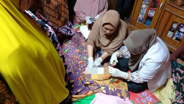 Petugas medis saat mengevakuasi jenazah wanita yang dibunuh suaminya di Empat Lawang. (dok. Polres Empat Lawang)