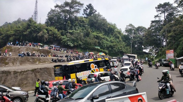 Kendaraan melintas di ruas Jalan Raya Puncak, Cipanas, Cianjur Jawa Barat, Minggu (30/4/2023). Foto: kumparan