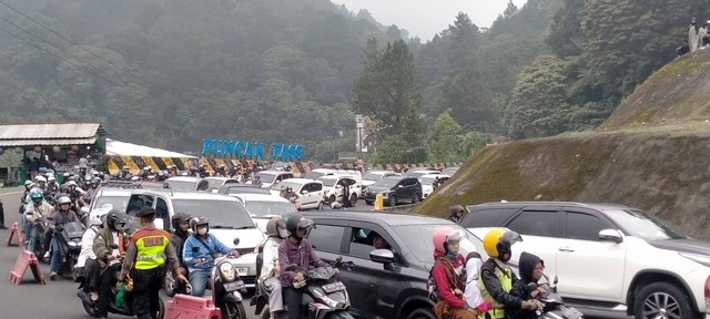 Kendaraan melintas di ruas Jalan Raya Puncak, Cipanas, Cianjur Jawa Barat, Minggu (30/4/2023). Foto: kumparan