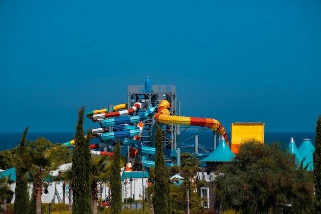 Waterpark di Semarang. Foto hanyalah ilustrasi. Sumber: Unsplash/Oswald Elsaboath