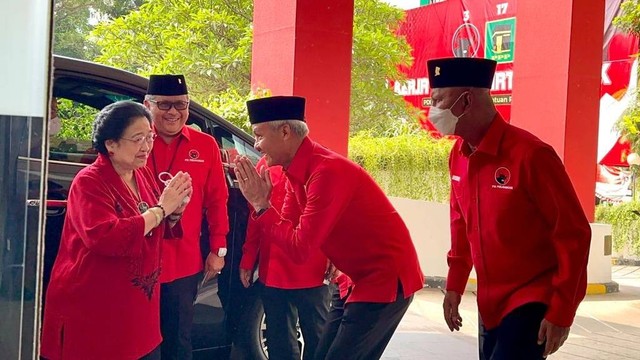 Ganjar Pranowo sambut Ketum Megawati Soekarnoputi di DPP PDIP sebelum bertemu PPP, Minggu (30/4/2023). Foto: PDIP