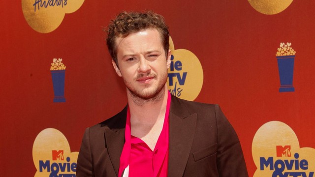 Joseph Quinn bintang Stranger Things tiba untuk MTV Movie and TV Awards di Barker Hangar di Santa Monica, California, 5 Juni 2022. Foto: Michael Tran/AFP