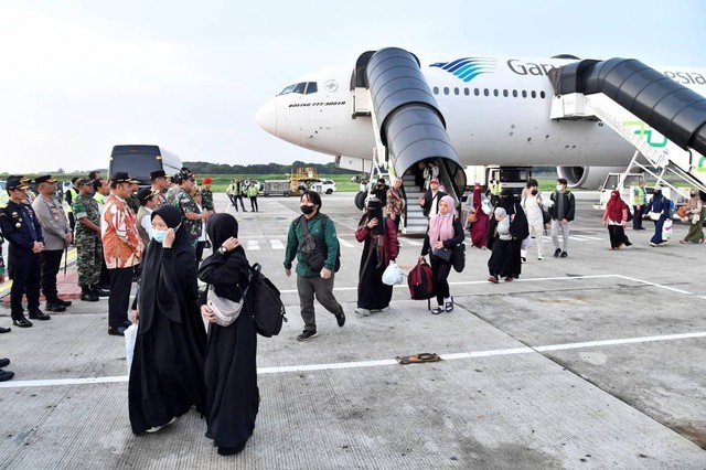 WNI yang sudah dievakuasi pada kloter pertama dari Sudan, saat tiba di Bandara Soekarno-Hatta, Cengkareng, Jumat (28/4) lalu. | Foto: Kemlu RI