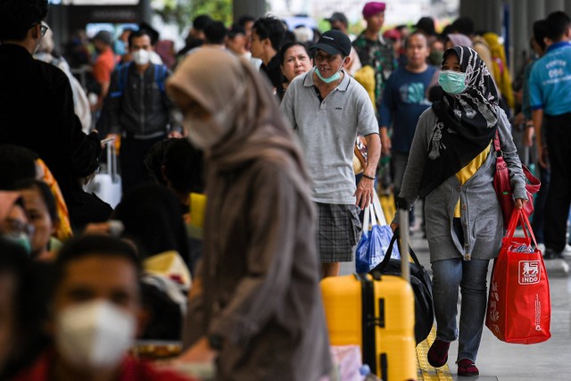 Penumpang kereta api tiba di Stasiun Pasar Senen, Jakarta, Minggu (30/4/2023). Foto: Sigid Kurniawan/ANTARA FOTO