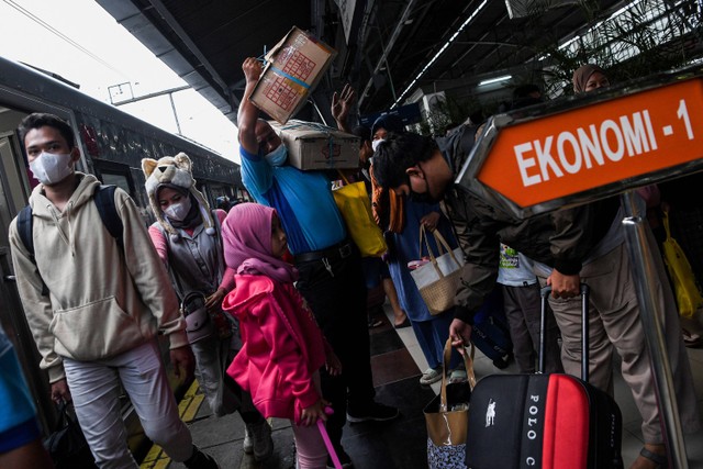 Penumpang kereta api Sawunggalih tiba di Stasiun Pasar Senen, Jakarta, Minggu (30/4/2023).  Foto: Sigid Kurniawan/ANTARA FOTO