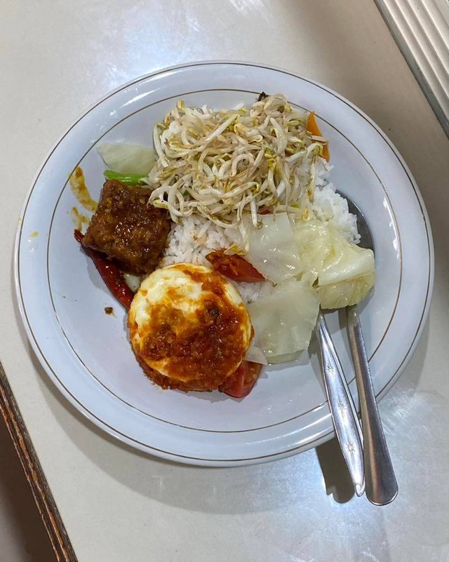 Ketua Kadin Indonesia sekaligus Direktur Utama Indika Energy Arsjad Rasjid gemar makan di warteg. Foto: Instagram/@arsjadrasjid