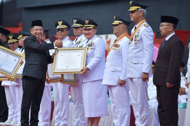 Wali Kota Semarang Hevearita Gunaryanti Rahayu saat menerima penghargaan Penyelenggaraan Pemerintahan Daerah dari Menteri Dalam Negeri Tito Karnavian, Sabtu (29/4). Foto; Dok. Istimewa