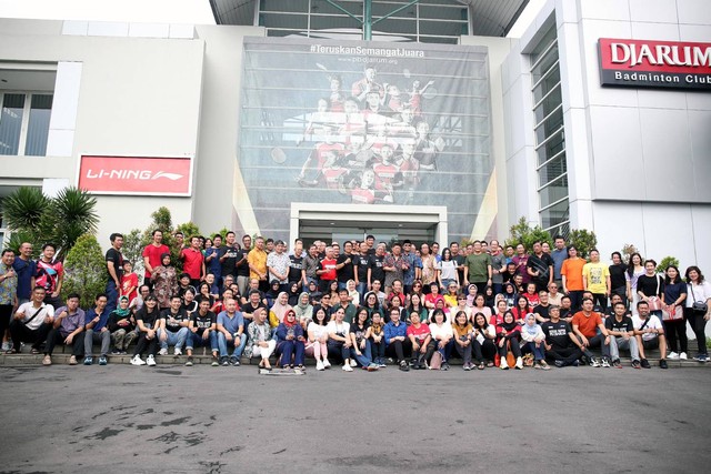 Para mantan atlet dan pelatih serta para pengurus PB Djarum berfoto bersama di depan GOR Djarum, Jati, Kudus, Jawa Tengah, Jumat (29/4). Mereka datang ke Kudus untuk merayakan hari ulang tahun ke-54 PB Djarum yang bertajuk "Reuni Super PB Djarum". Foto: PB Djarum