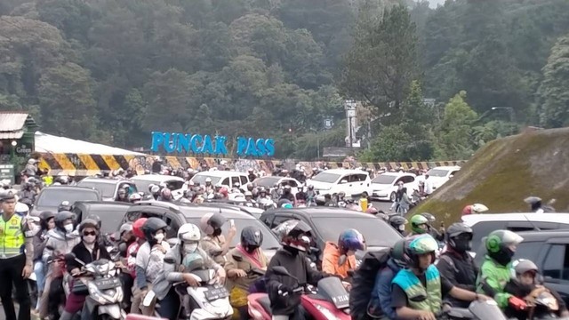 Kondisi antrean kendaraan di Puncak, Bogor, Minggu (30/4/2023).  Foto: Dok. Istimewa