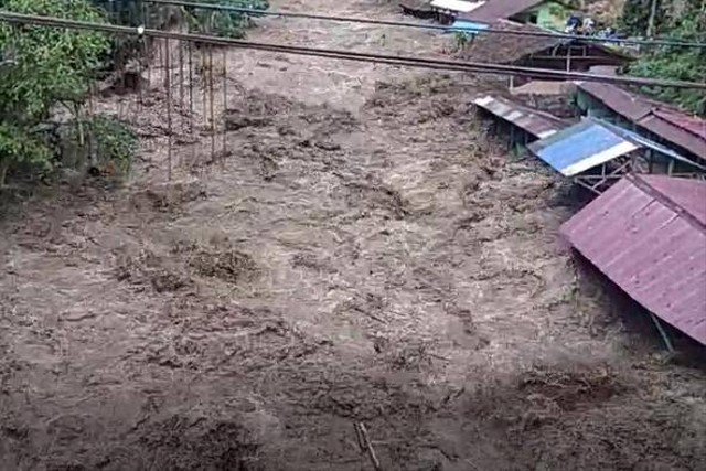 Banjir Bandang di aliran Sungai Sembahe, aliran hulu Sungai Deli, Minggu (30/4/2023).  Foto: Dok. Istimewa