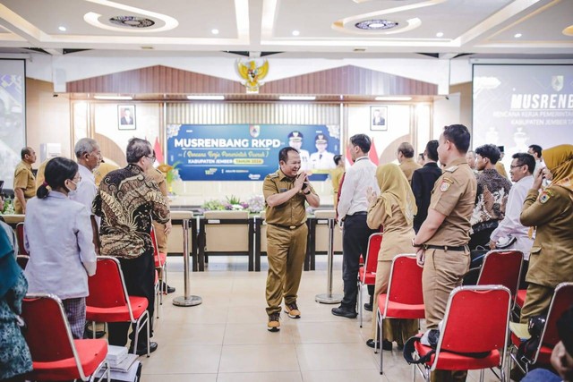 Bupati Jember Hendy Siswanto memprogram bantuan beasiswa untuk perguruan tinggi. Foto: Dok. Istimewa