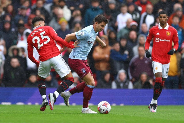 Pemain Manchester United Jadon Sancho berebut bola dengan pemain Aston Villa Leander Dendoncker pada pertandingan lanjutan Liga Inggris di Old Trafford, Manchester, Inggris, Minggu (30/4/2023).  Foto: Molly Darlington/REUTERS