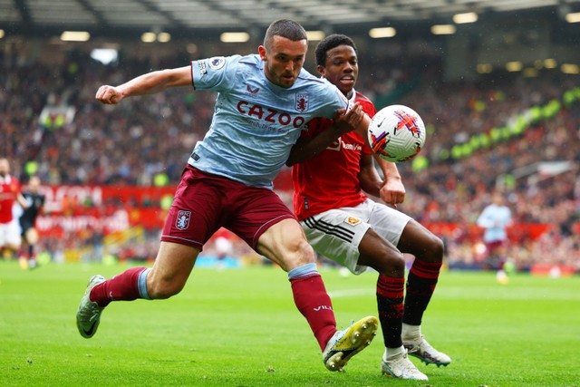 Pemain Manchester United Tyrell Malacia  berebut bola dengan pemain Aston Villa John McGinn pada pertandingan lanjutan Liga Inggris di Old Trafford, Manchester, Inggris, Minggu (30/4/2023).  Foto: Molly Darlington/REUTERS