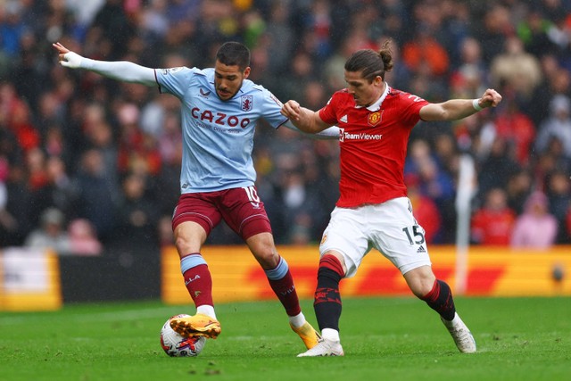 Pemain Manchester United Marcel Sabitzer berebut bola dengan pemain Aston Villa Emiliano Buendia pada pertandingan lanjutan Liga Inggris di Old Trafford, Manchester, Inggris, Minggu (30/4/2023).  Foto: Molly Darlington/REUTERS