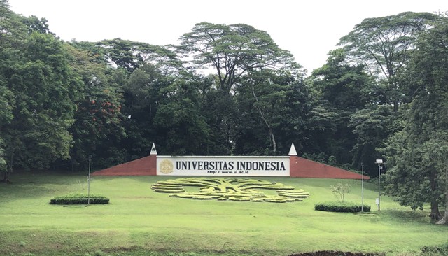 Gapura Universitas Indonesia dengan tumbuhan yang dibentuk seperti logo makara. Dokumentasi: Mahdania.