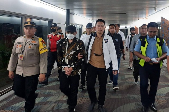 Polisi membawa AP Hasanuddin saat tiba di Jakarta, Minggu (30/4/2023).  Foto: Dok. Istimewa