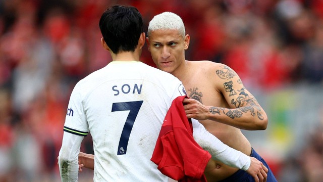 Son Heung-min dan Richarlison dari Tottenham Hotspur terlihat sedih setelah pertandingan saat pertandingan pekan ke-34 Liga Inggris 2022/23 di Stadion Anfield. Foto: Carl Recine/Reuters