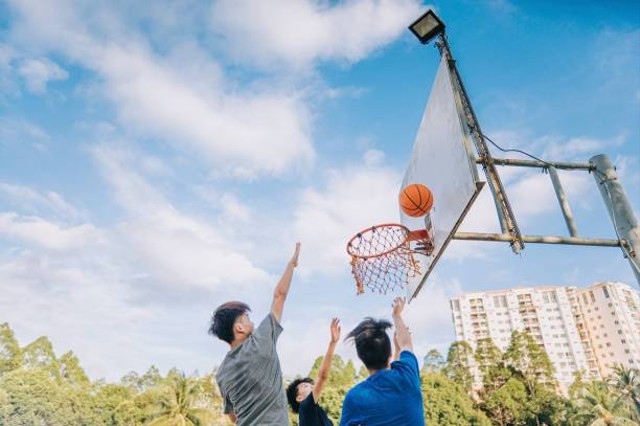 Cara Melakukan Lay Up Shoot pada Permainan Bola Basket, Foto: Unsplash.