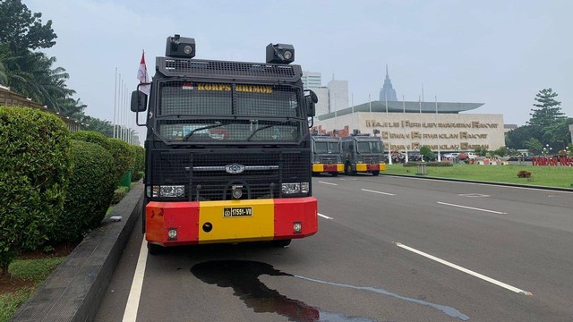 Sejumlah kendaraan rantis disiapkan polisi pada hari Buruh 1 Mei 2023 di kawasan gedung DPR. Foto: Luthfi Humam/kumparan