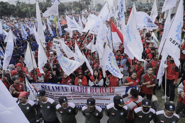Sejumlah buruh dan kelompok massa melakukan aksi unjuk rasa dalam perayaan May Day di kawasan Monas, Senin (1/5/2023). Foto: Iqbal Firdaus/kumparan