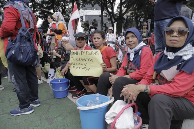 Sejumlah buruh dan kelompok massa melakukan aksi unjuk rasa dalam perayaan May Day di kawasan Monas, Senin (1/5/2023). Foto: Iqbal Firdaus/kumparan