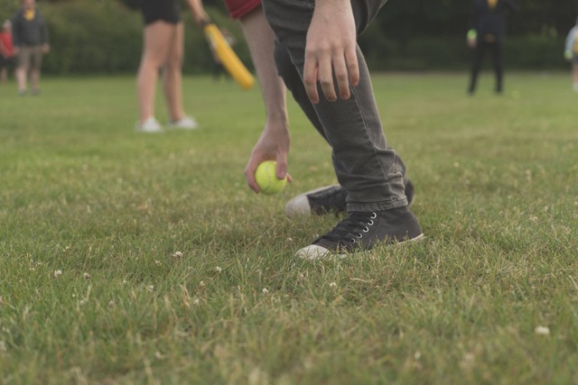 Cara Melempar Bola dalam Permainan Rounders. Foto: Unsplash/Ross Sneddon.