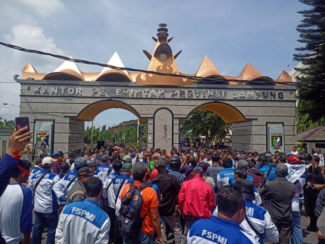 Ratusan buruh di Lampung menggelar aksi unjuk rasa dalam memperingati Hari Buruh Internasional atau May Day 2023. | Foto : Galih Prihantoro/ Lampung Geh