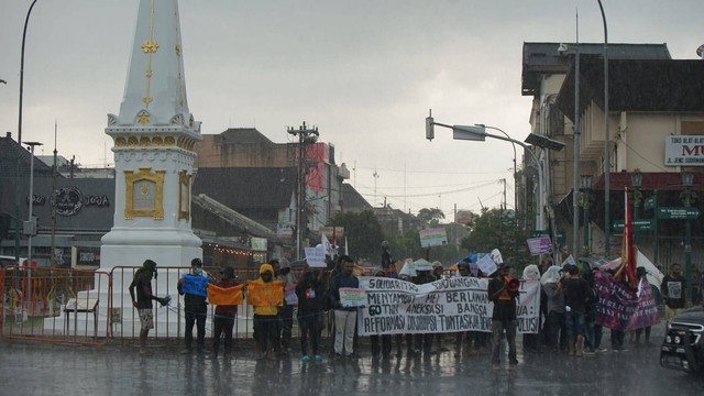 Serikat buruh Yogya tengah berdemonstrasi di Tugu Pal Putih Yogya dalam rangka memperingati Hari Buruh Internasional. #publisherstory #pandanganjogja