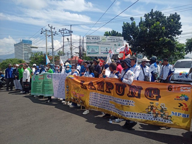 Ratusan buruh di Lampung menggelar aksi unjuk rasa dalam memperingati Hari Buruh Internasional atau May Day 2023. | Foto : Galih Prihantoro/ Lampung Geh