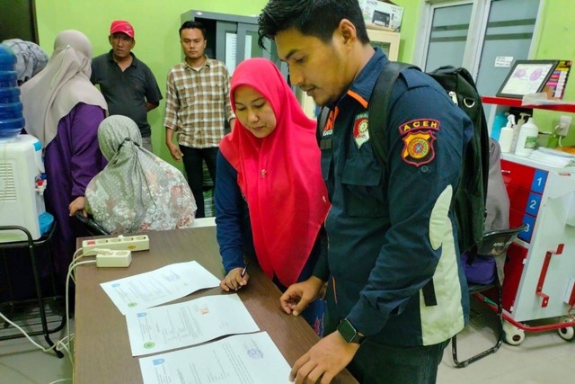 Keluarga korban saat mendatangi RSUD Kota Langsa untuk memastikan ciri-ciri pria yang tewas tergantung di kantin Dinas Syariat Islam Aceh Timur. Foto: Dok. Istimewa