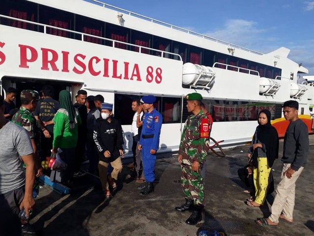 TNI dan Polairud Polda Sultra melakukan pengawasan di Pelabuhan Nusantara Kendari. Foto: Istimewa