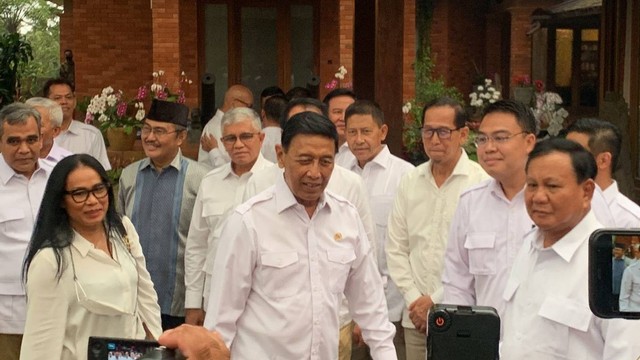 Momen Ketum Partai Gerindra Prabowo Subianto bertemu mantan Ketua Umum Hanura, Wiranto di Hambalang, Bogor, Senin (1/5). Foto: Luthfi Humam/kumparan