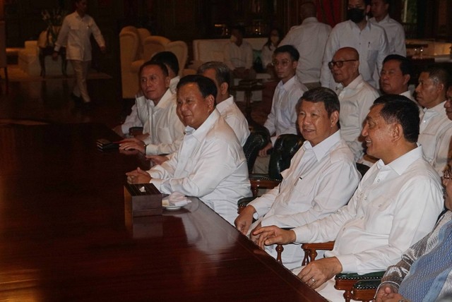 Mantan Ketua Umum Hanura Wiranto bertemu Ketua Umum Gerindra Prabowo Subianto di Padepokan Garuda Yaksa Hambalang, Babakan Madang, Kabupaten Bogor, Senin (1/5/2023). Foto: Iqbal Firdaus/kumparan