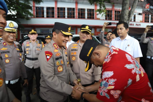 Kapolda Jateng Irjen Pol Ahmad Luthfi beri semangat aparat Gabungan TNI dan Polri , Pemda, Kesehatan  yang bertugas di Pos Pam Pat.  Foto: Dok. Istimewa