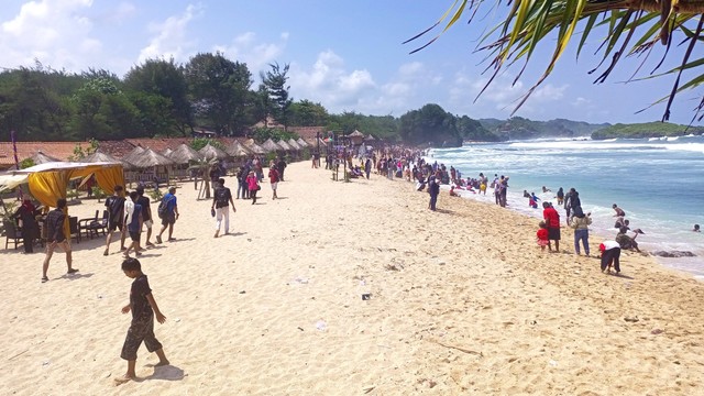 Pantai Slili dipadati wisatawan pada Senin (24/4) siang. (Dok. Ridwan Luhur)