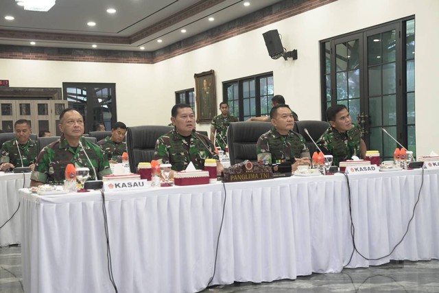 Panglima TNI Laksamana TNI Yudo Margono dalam pengarahannya ke Pejabat Utama Mabes TNI. Foto: Puspen TNI