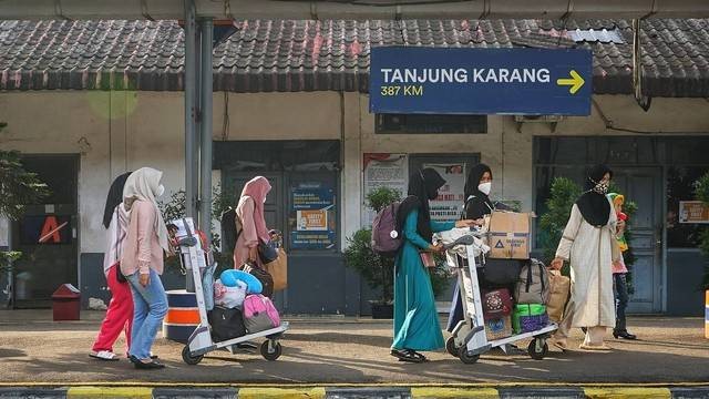 Sejumlah pemudik yang hendak pulang menggunakan transportasi kereta api di Stasiun Kertapati Palembang jelang lebaran nanti, Foto: abp/Urban Id