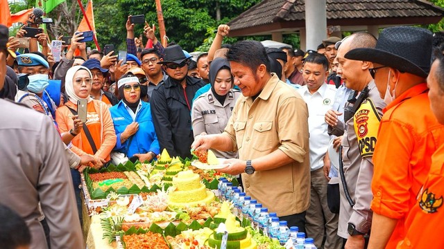 Gubernur Sumsel Herman Deru saat memotong tumpeng di hari buruh, Foto : Humas Pemprov Sumsel